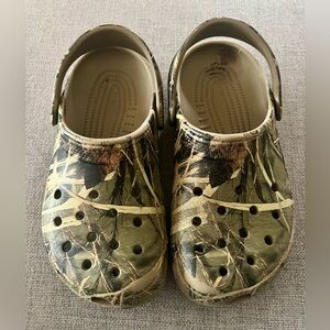CROCS Camouflage Pattern Green/Black (Men’s Size 3/ Women’s Size 5)